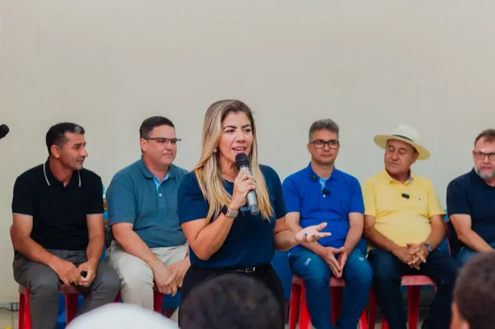 Irineia Barbosa fala ao microfone durante encontro político no Vale do Juruá